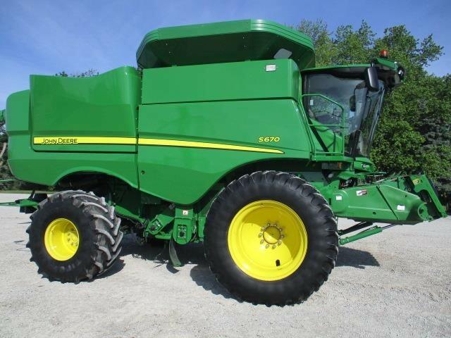 2014 John Deere S670 Combine - Photo 2