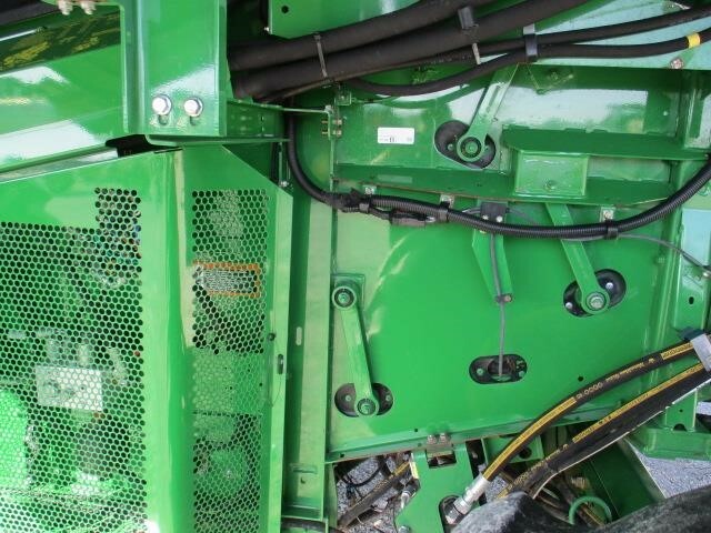 2014 John Deere S670 Combine - Photo 17