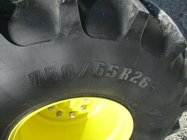 2014 John Deere S670 Combine - Photo 6