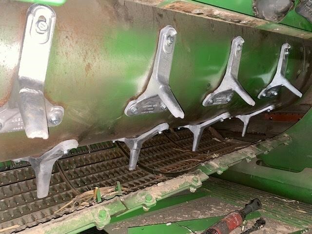 2012 John Deere S680 Combine - Photo 7