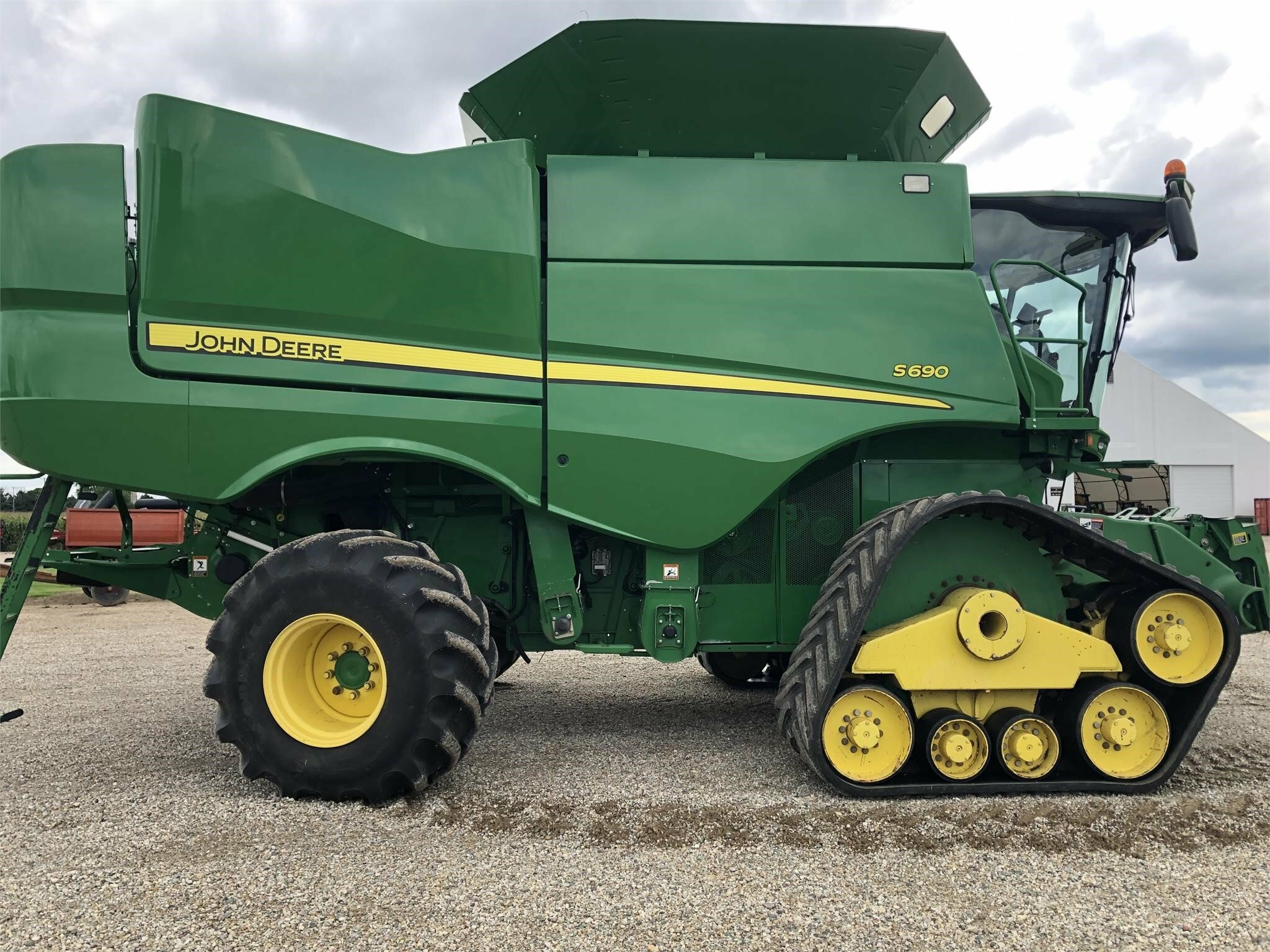 2014 John Deere S690 Combine - Photo 5