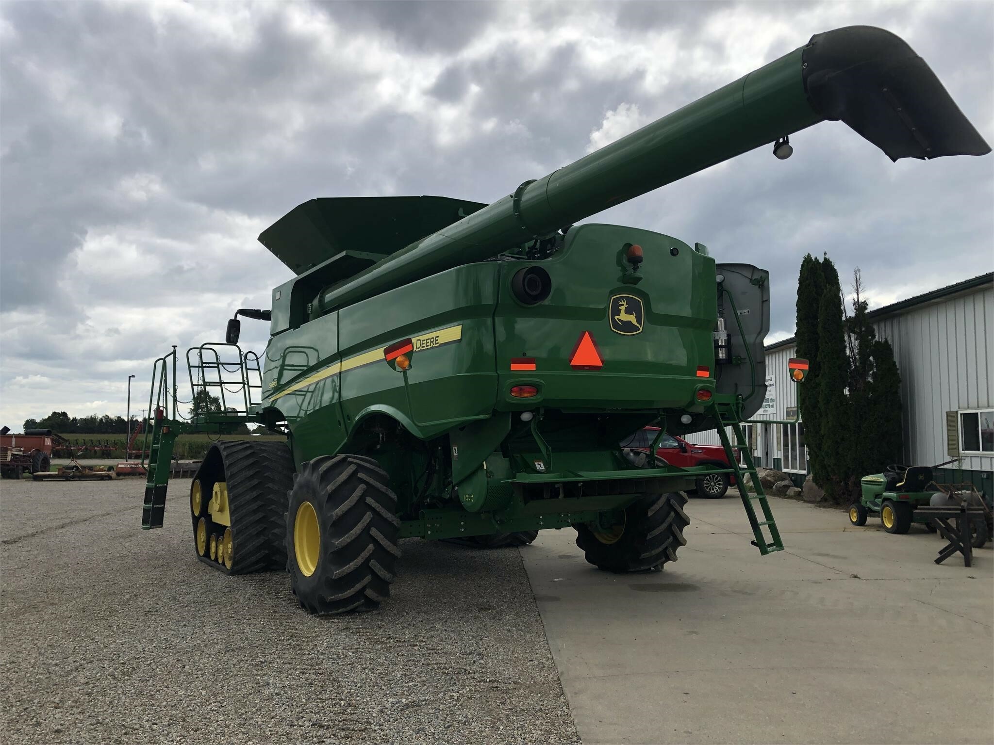 2014 John Deere S690 Combine - Photo 8