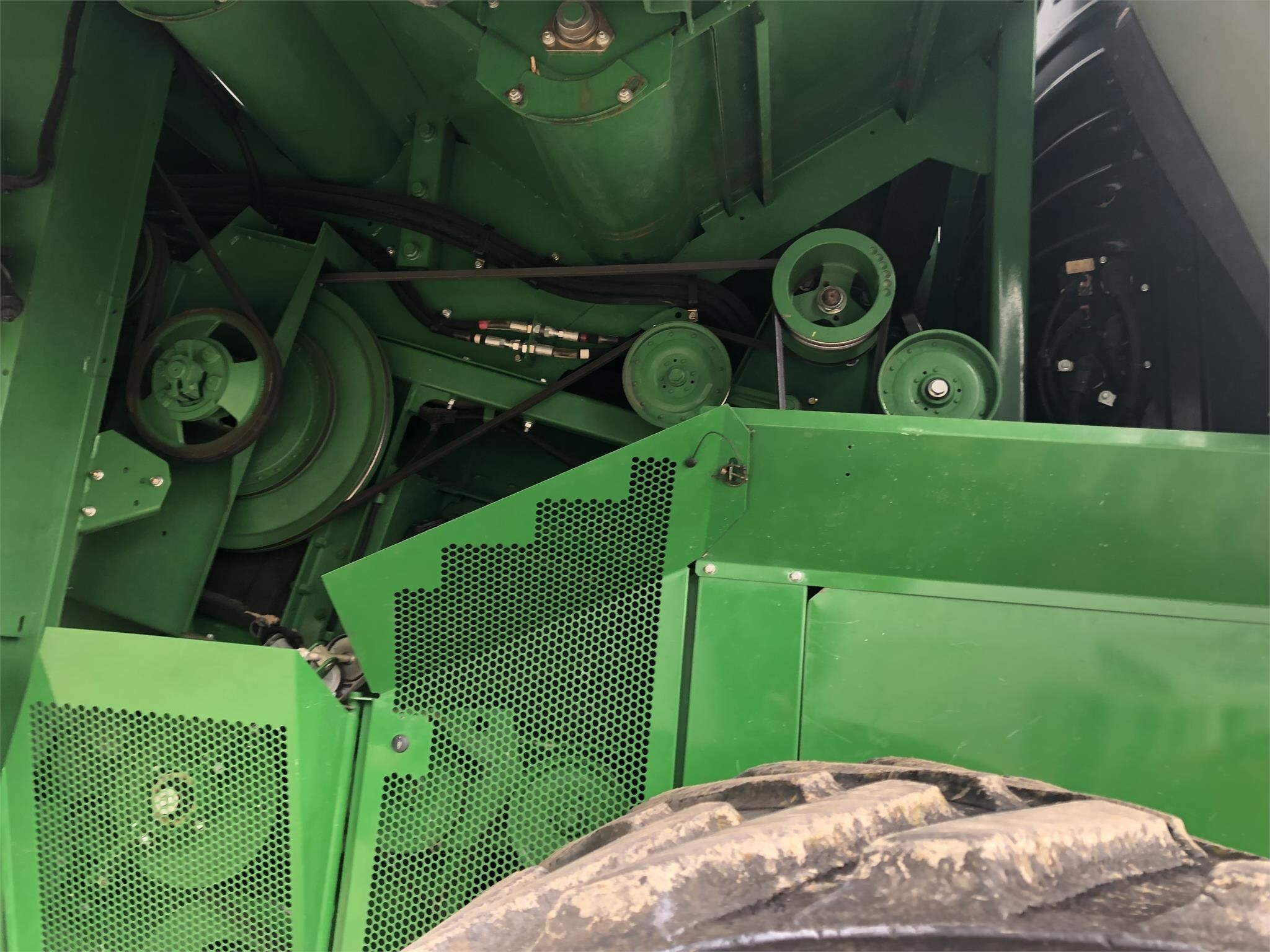 2014 John Deere S690 Combine - Photo 10