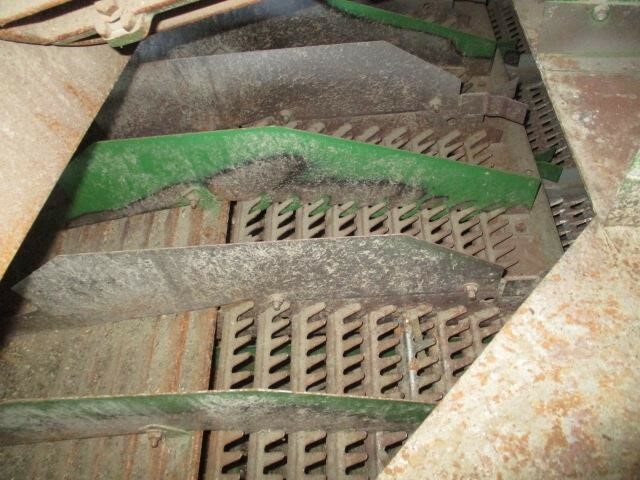 2012 John Deere S680 Combine - Photo 17