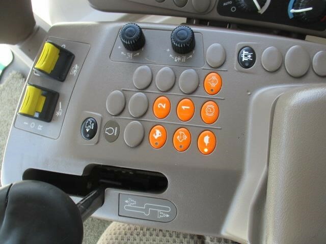 2012 John Deere S680 Combine - Photo 31