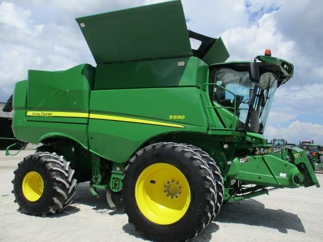 2014 John Deere S690 Combine - Photo 2