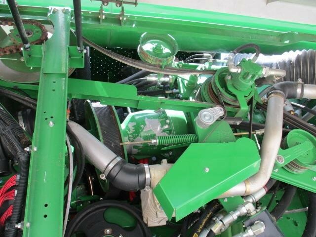 2014 John Deere S690 Combine - Photo 19