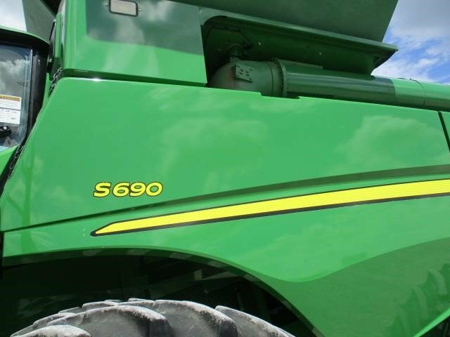 2014 John Deere S690 Combine - Photo 5