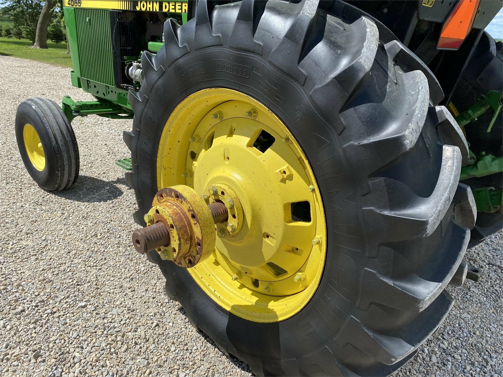 John Deere 4055 Tractor - Photo 22