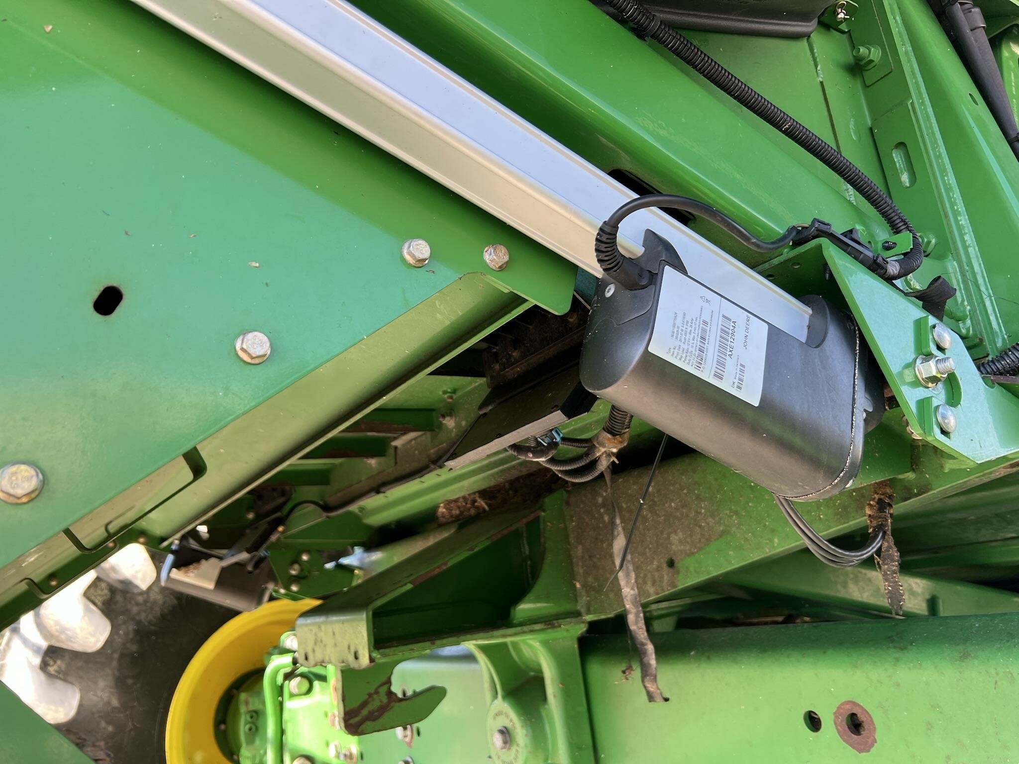 2012 John Deere S670 Combine - Photo 12