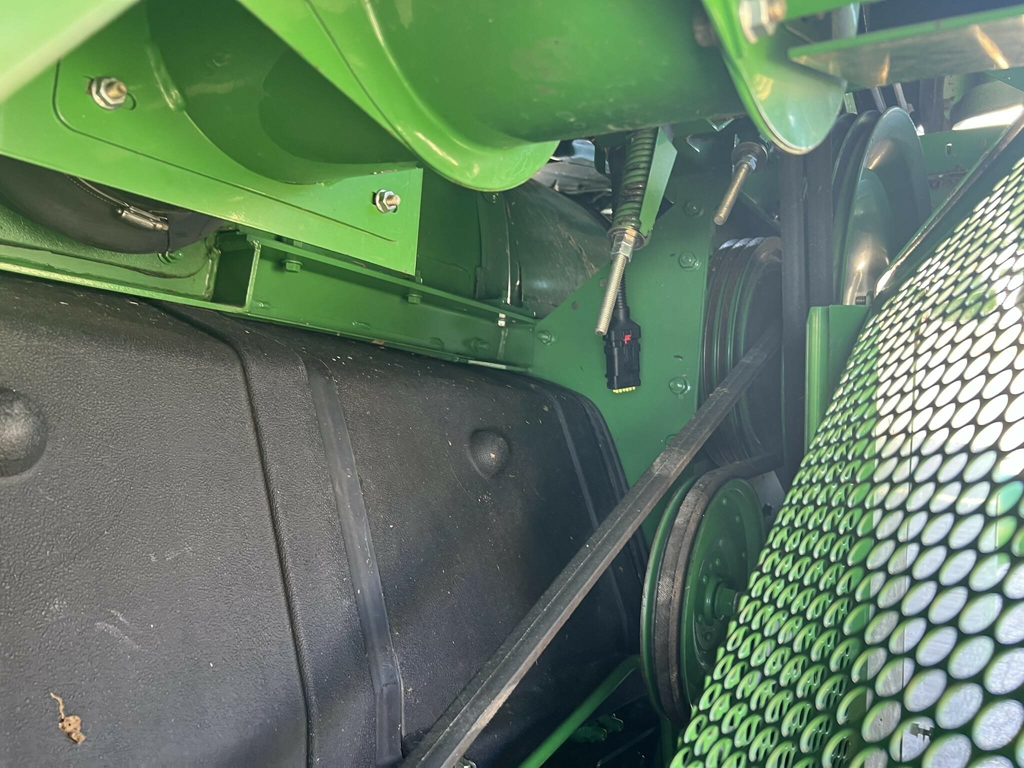 2012 John Deere S670 Combine - Photo 19